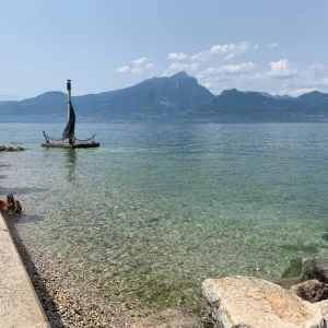 Lago di Garda s dětmi a městečko Torri del Benaco - Itálie