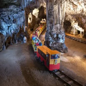 Jeskyně Postojna a hrad Predjama - víkendová zastávka s dětmi na Slovinsku