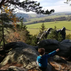 Výlet s dětmi ke skalám a tajemné zřícenině ze Zdoňova na Křížový vrch - okres Náchod