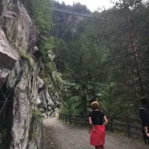 Procházka na lanový most nad Langenfeldem a zvířátka na statku Brand Alm - Rakouské Alpy