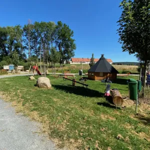 Podbrdská vesnička Kytín s pivovarem a dětským hřištěm - okres Praha Západ