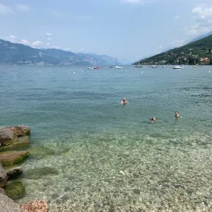 Lago di Garda s dětmi a městečko Torri del Benaco - Itálie
