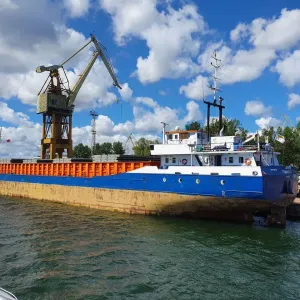 Lodí po nákladním přístavu v Gdyni - Polsko