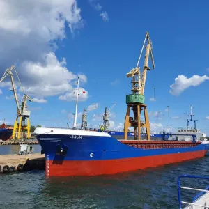 Lodí po nákladním přístavu v Gdyni - Polsko
