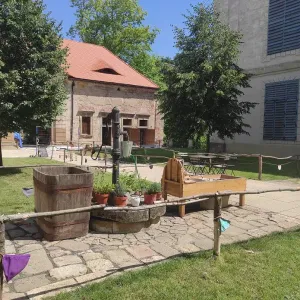 Lipovou alejí do Valdštejnské zahradní kavárny Lodžie, Jičín