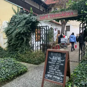 Café Truhlárna a hřiště ve Františkánské zahradě - Praha 1