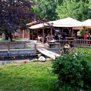 Zahradní restaurace U splavu - Praha 10 Uhříněves
