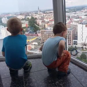 Vyhlídka na Olomouc z 18. patra RCO a hrající fontánky