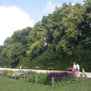 Park a hřiště u Letohrádku Hvězda - Praha
